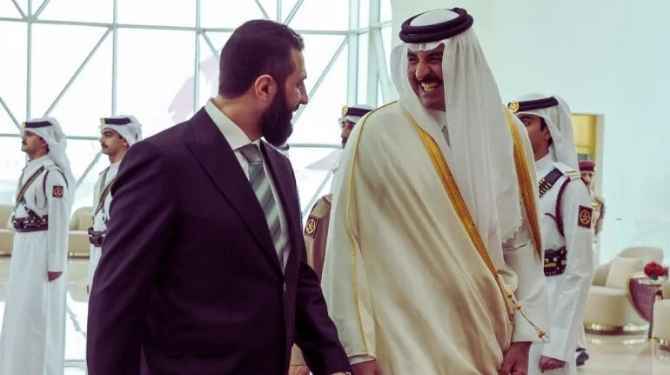 الشيخ تميم بن حمد آل ثاني أمير دولة قطر (يمين) خلال استقباله الشرع في الدوحة مؤخرا (الجزيرة)